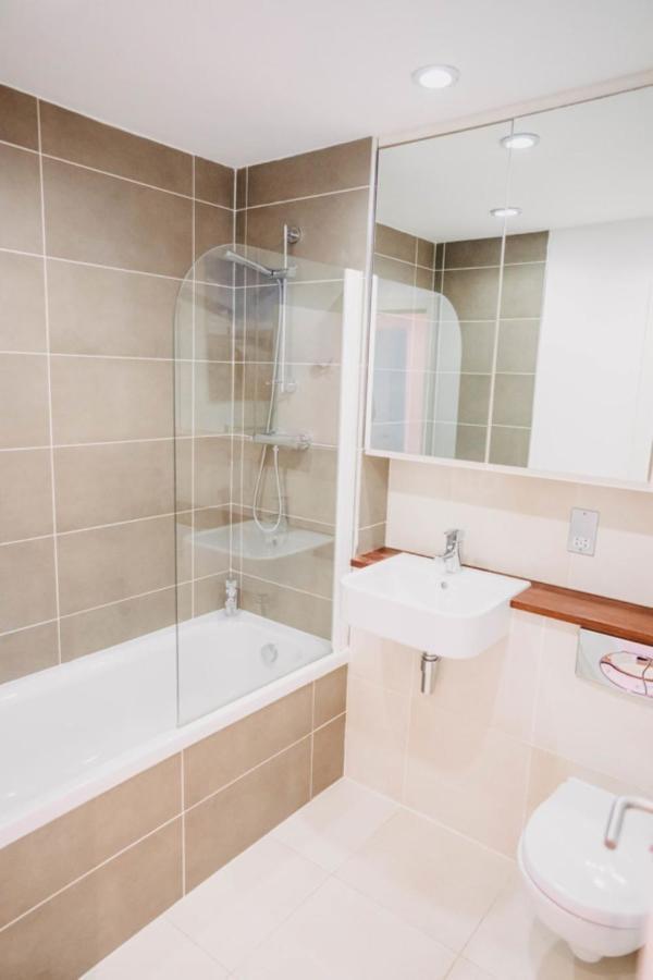 Sunset Waves Sea View Apartment Featuring Panoramic Views & Parking New Quay Eksteriør bilde