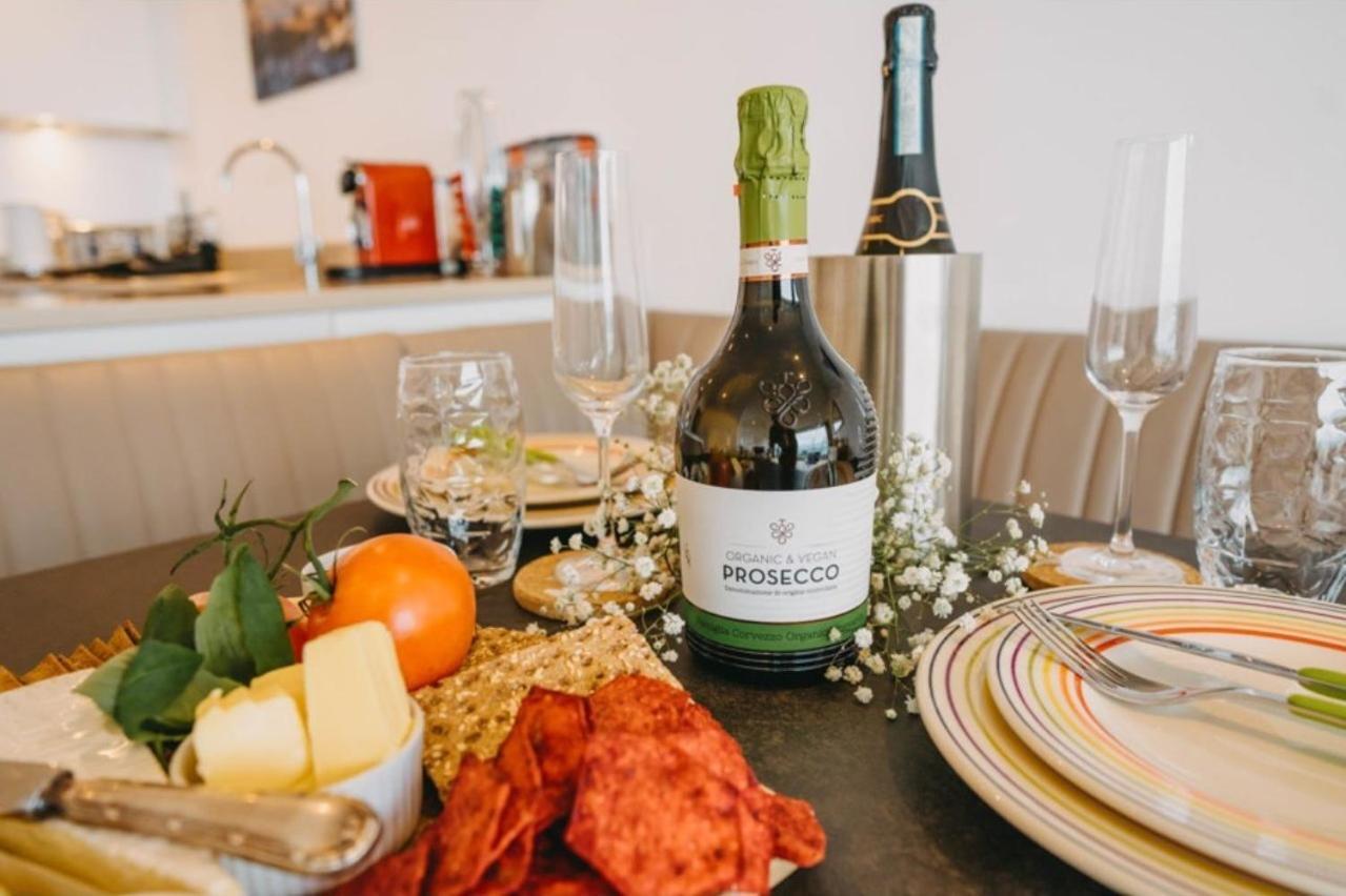 Sunset Waves Sea View Apartment Featuring Panoramic Views & Parking New Quay Eksteriør bilde